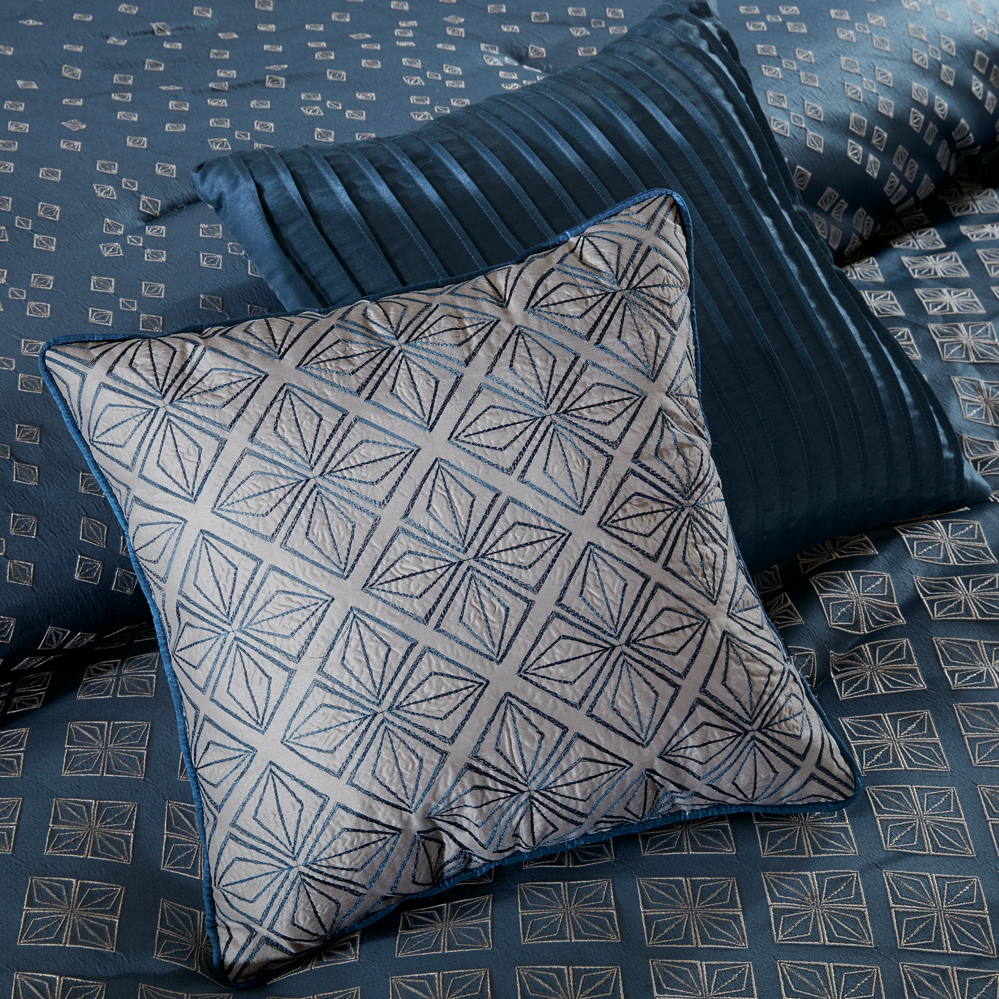 Biloxi 6-Piece Jaquard Duvet Cover Set - Image 4