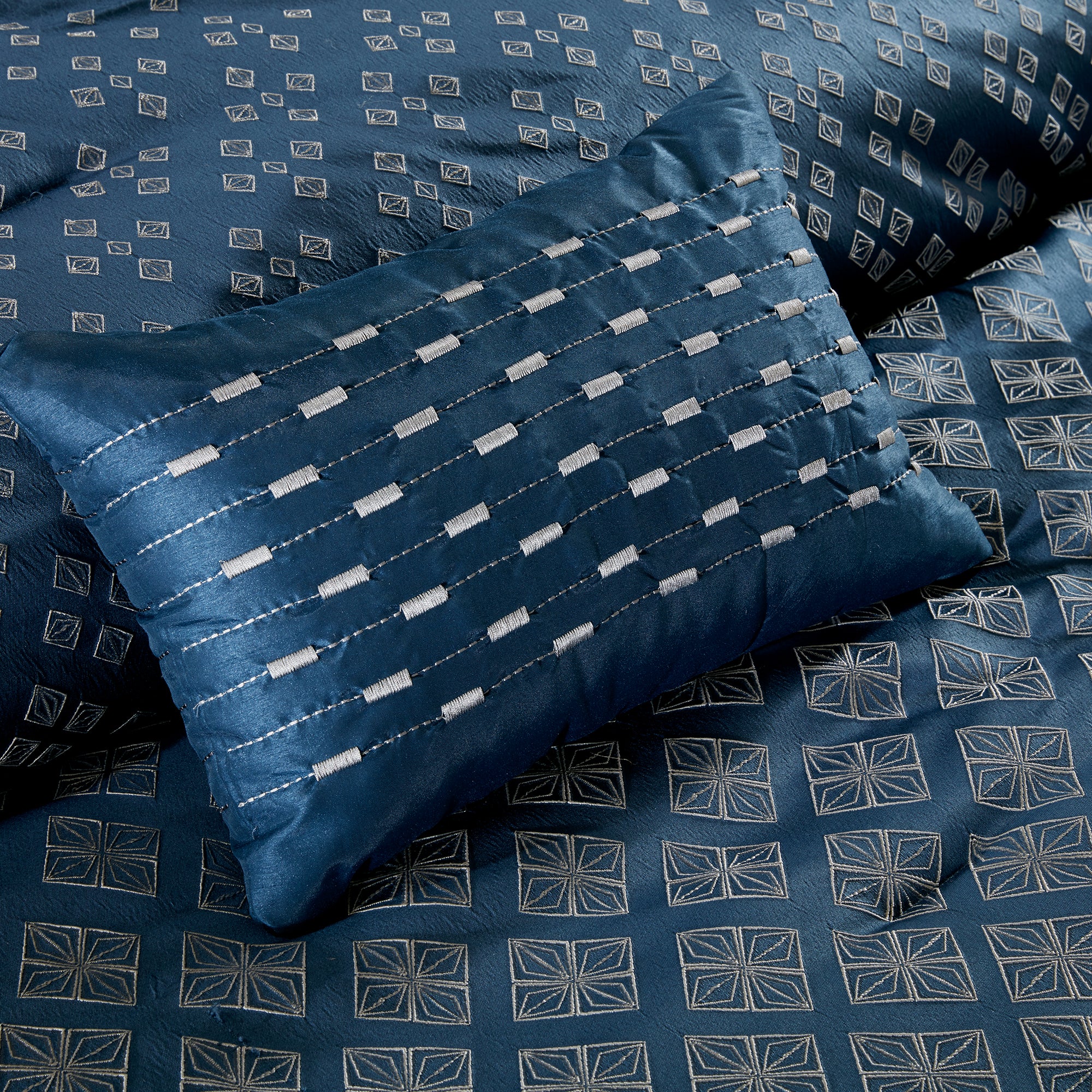 Biloxi 6-Piece Jaquard Duvet Cover Set - Image 5