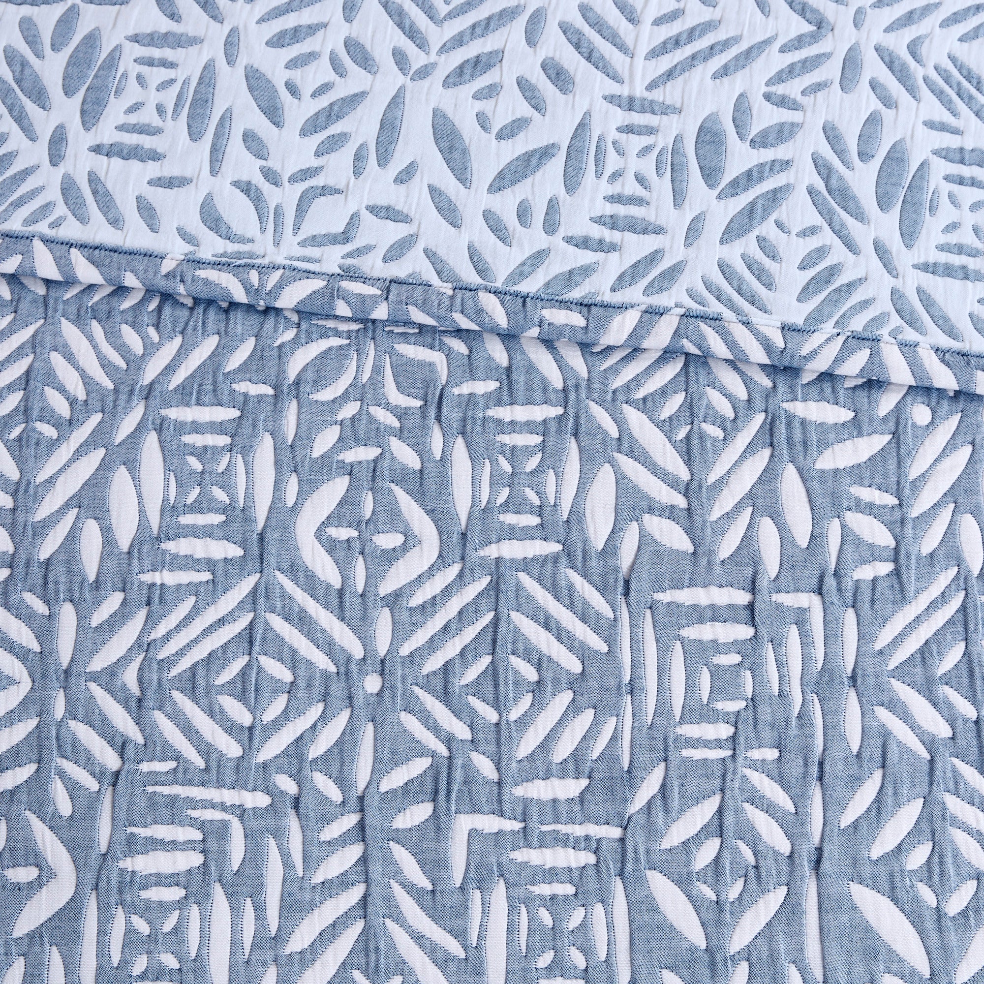 Harmony 4-Piece Oversized Reversible Matelasse Quilt Set with Throw Pillow - Image 5