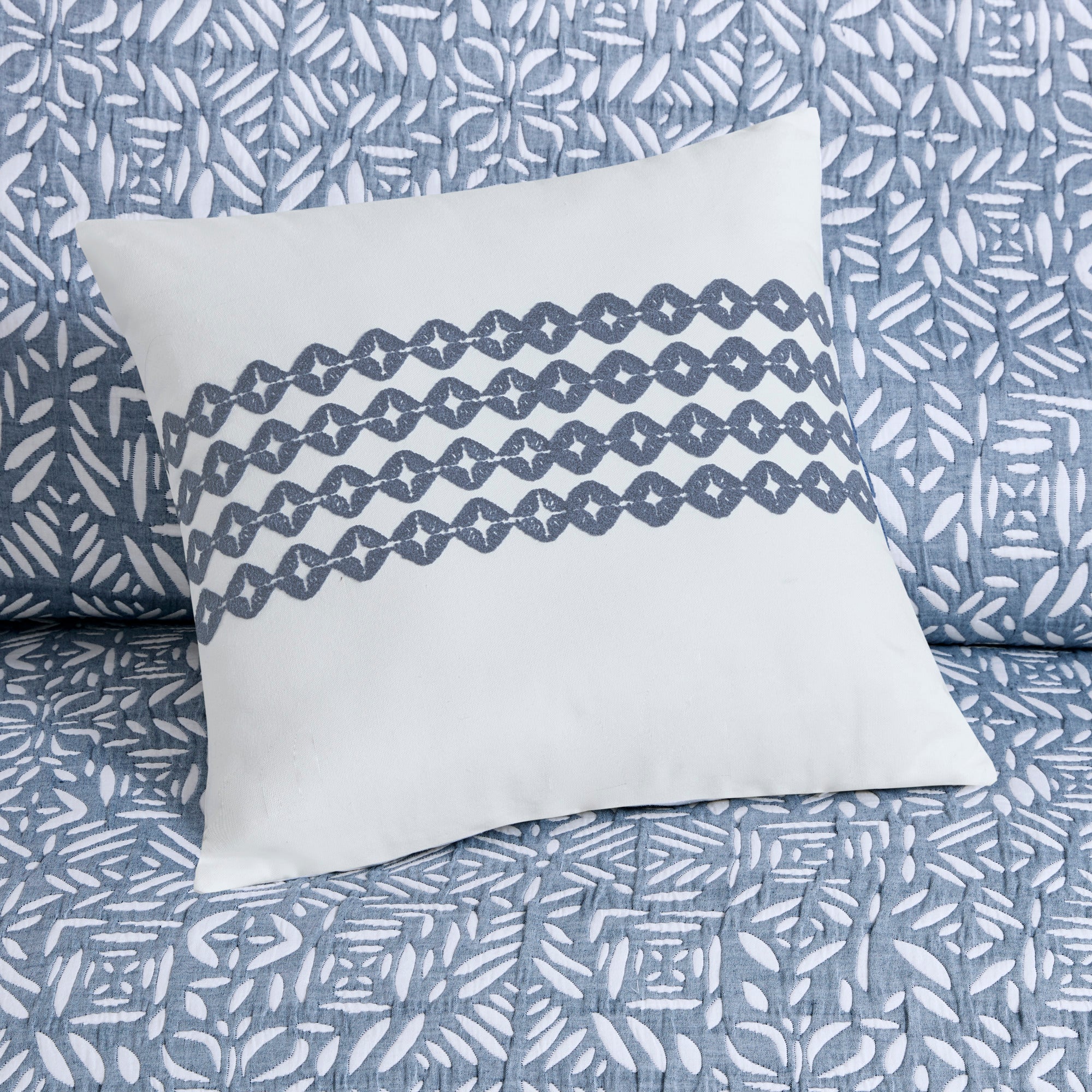 Harmony 4-Piece Oversized Reversible Matelasse Quilt Set with Throw Pillow - Image 6