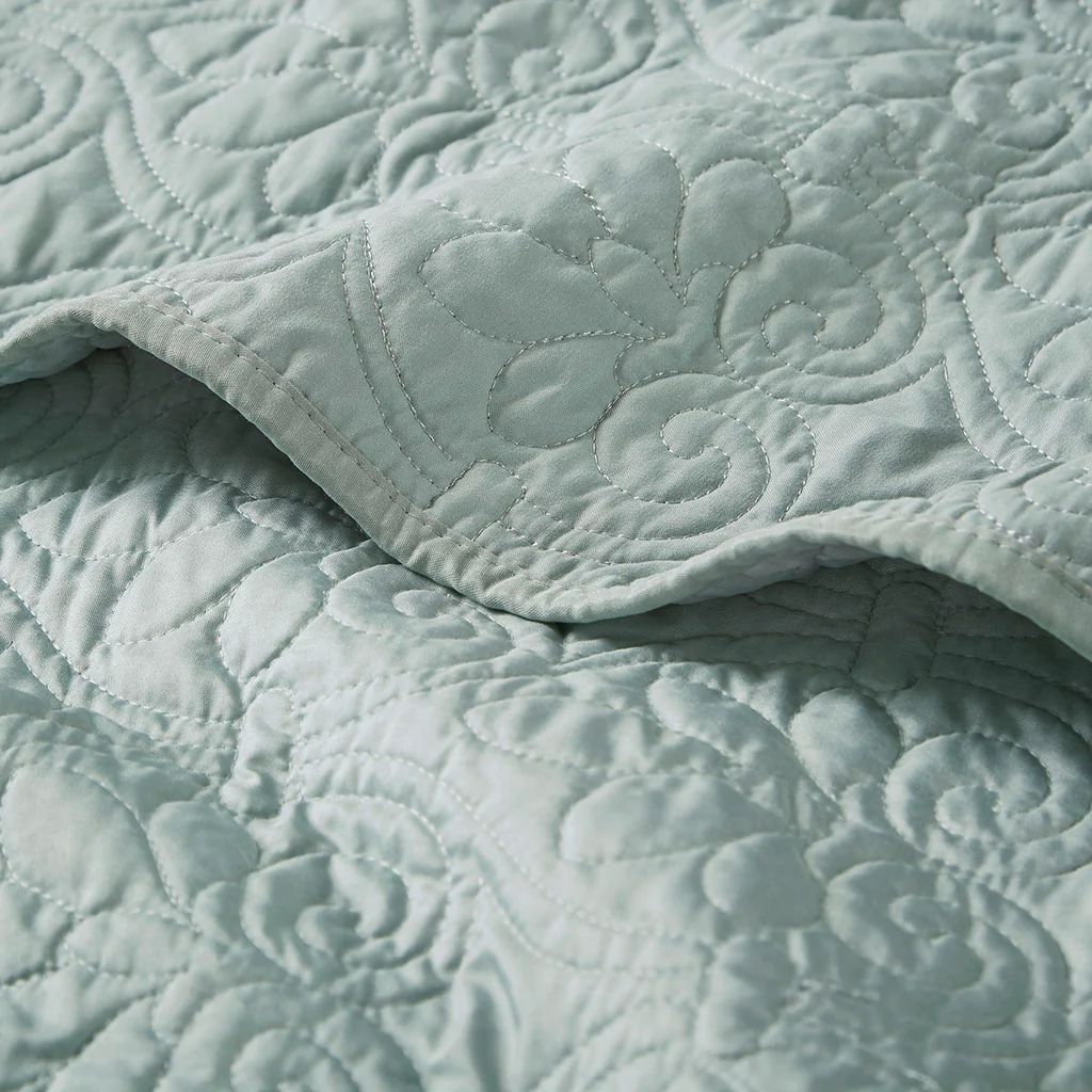Quebec Oversized Quilted Throw - Image 2