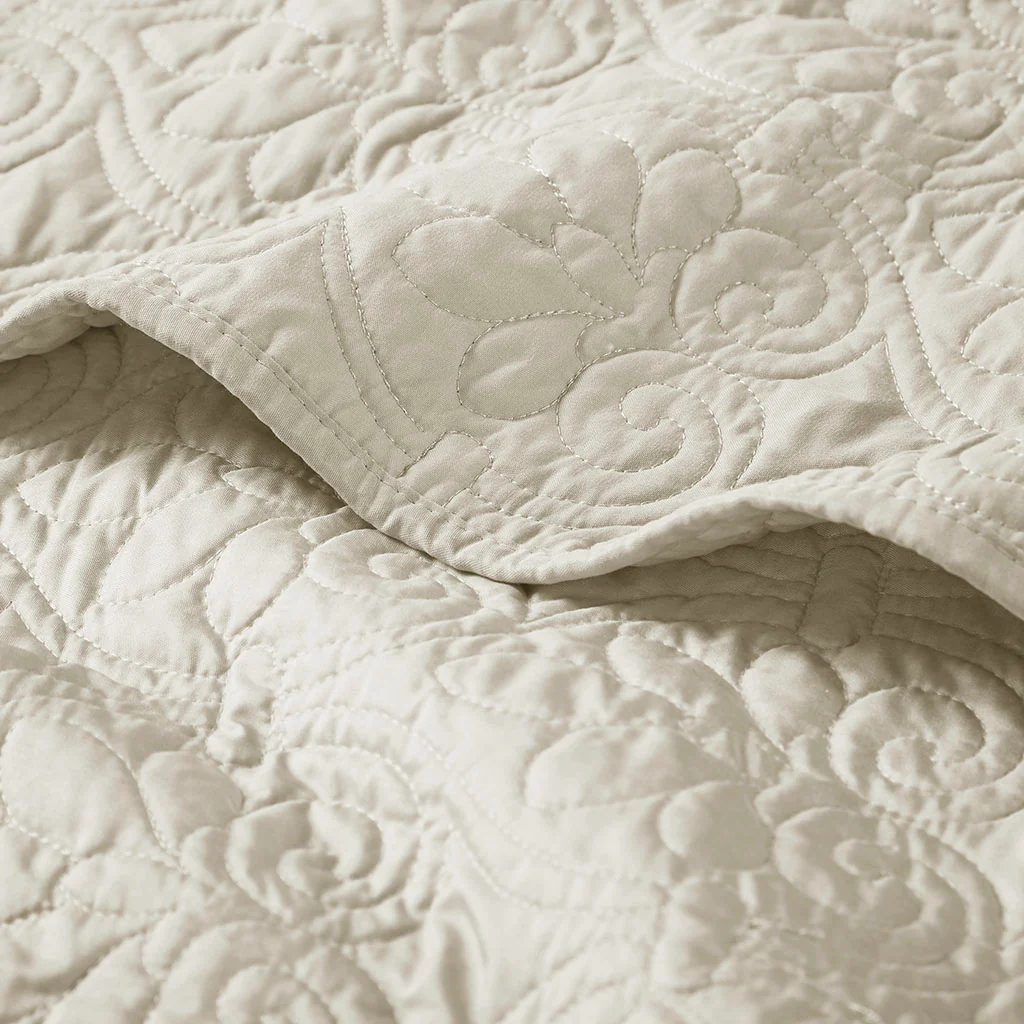 Quebec Oversized Quilted Throw - Image 5