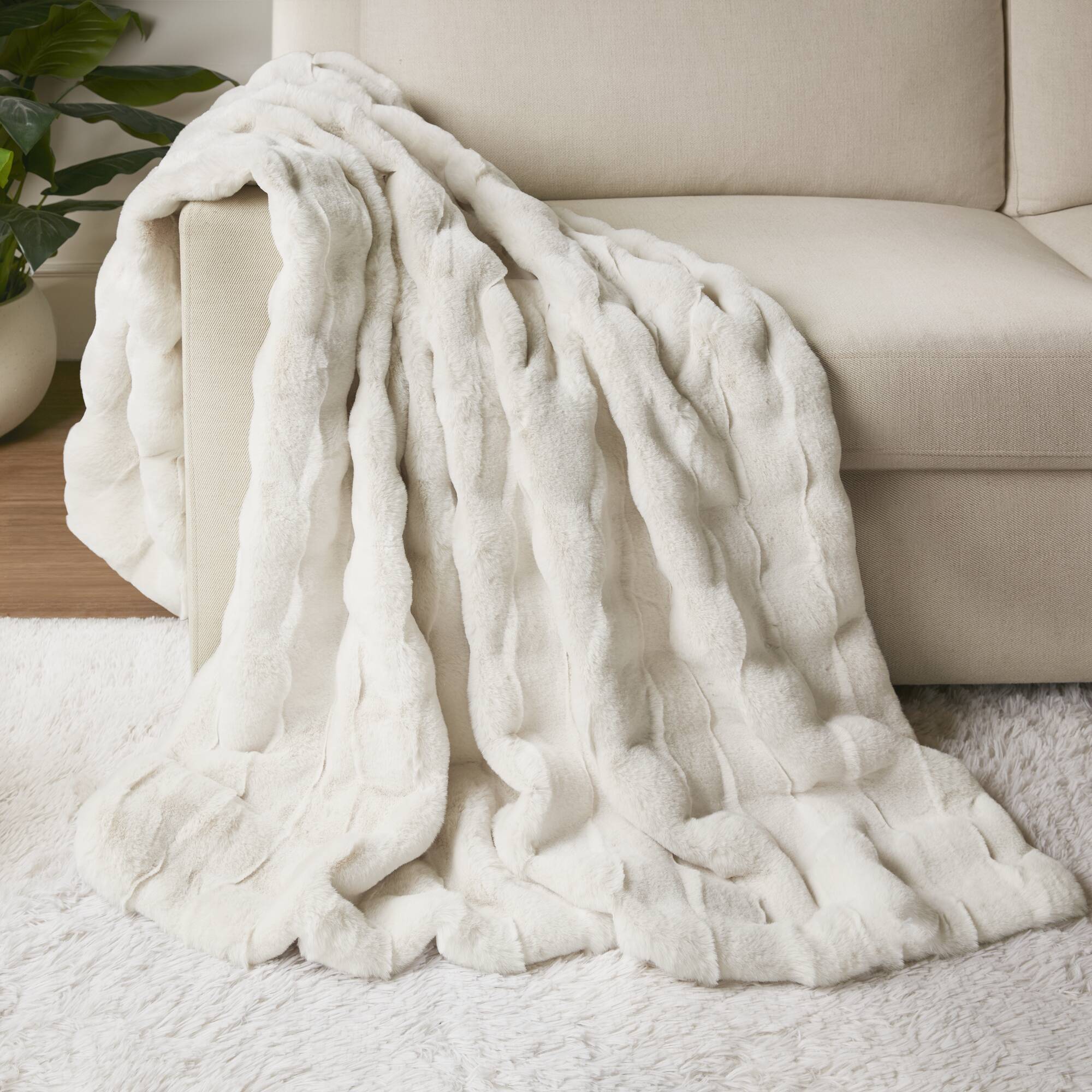 Vivienne Faux Fur Throw - Image 5