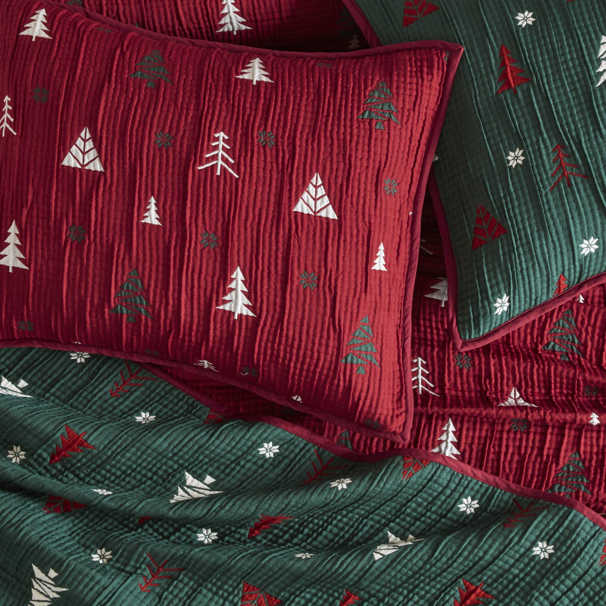 Winter Reversible Christmas 3-Piece Quilt Set - Image 10